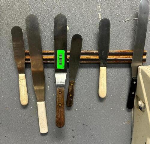 (6) BUTTER KNIVES AND MAGNETIC WALL HOLDER.