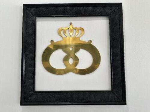 WALL MOUNTED FRAME AND CROWN ACCENT PIECE.