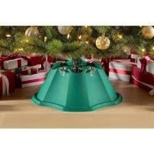 DESCRIPTION: (3) MEDIUM TREE STAND BRAND/MODEL: HOME ACCENTS HOLIDAY SIZE: 8FT RETAIL$: $15.00 EA QTY: 3