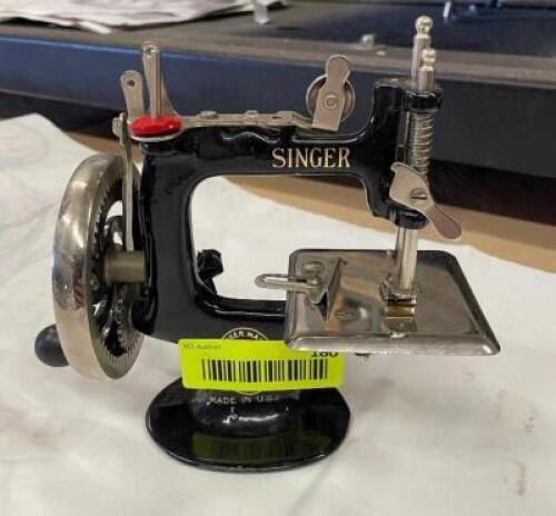 MINI SINGER SEWING MACHINE - 5" X 6"