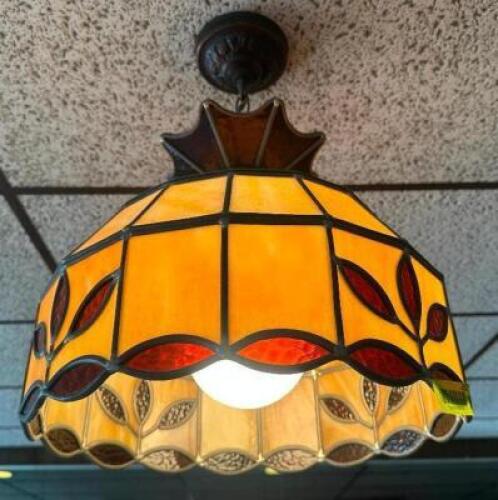 1960'S ERA VINTAGE TAN STAINED GLASS PENDANT LIGHT.