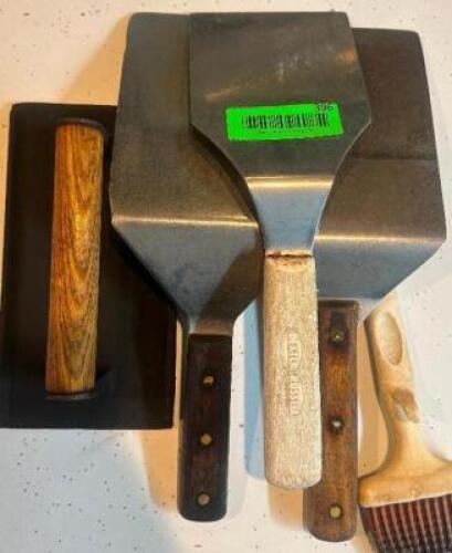 (3) STAINLESS TURNERS AND (1) STEAK PLATE.