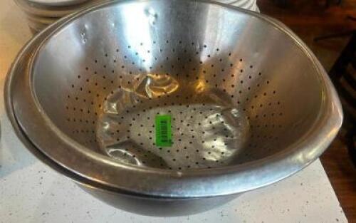 LARGE STAINLESS MIXING BOWL AND COLANDER.