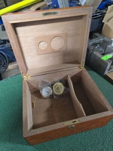 DESCRIPTION: (1) CIGAR HUMIDOR BRAND/MODEL: INCLUDES HUMIDIFIER AND HYGROMETER QTY: 1