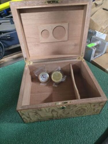 DESCRIPTION: (1) CIGAR HUMIDOR BRAND/MODEL: INCLUDES HUMIDIFIER AND HYGROMETER QTY: 1