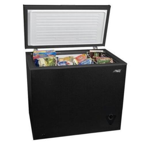 DESCRIPTION: (1) CHEST FREEZER BRAND/MODEL: ARCTIC KING/ARC070S0ARBB INFORMATION: BLACK/CAPACITY: 7 CU-FT RETAIL$: 265.00 SIZE: 32.1"L X 21.7"W X 33.5