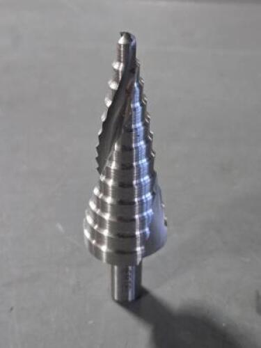 DESCRIPTION: (2) HSS STEP DRILL BIT BRAND/MODEL: HERTEL 43274745 SIZE: 3/8" SD 3/16" MIN DIA RETAIL$: $128.30 QTY: 2
