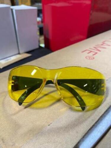DESCRIPTION: (2) PACKS OF (12) SAFETY GLASSES BRAND/MODEL: RED HAT/58432 INFORMATION: YELLOW & BLACK/FRAMELESS RETAIL$: 71.76 PER PK OF 12 SIZE: UNIVE