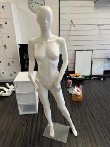 DESCRIPTION CLOTHES MANNEQUIN LOCATION FRONT QTY 1