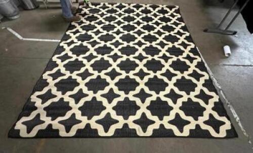 8'X10' BLACK AND BEIGE RUG