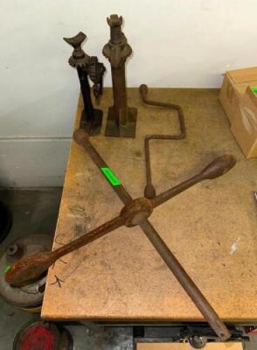 CAR JACKS AND TIRE CHANGE TOOLS