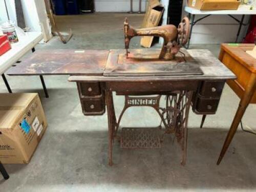 SINGER SEWING MACHINE WITH TABLE