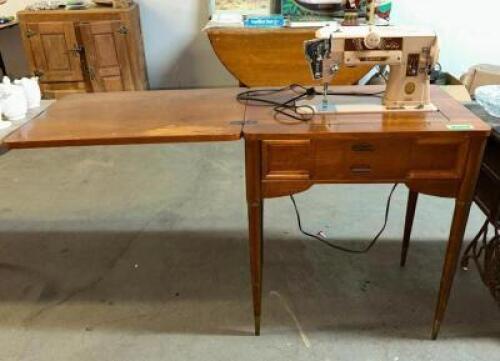 SINGER SEWING MACHINE WITH TABLE