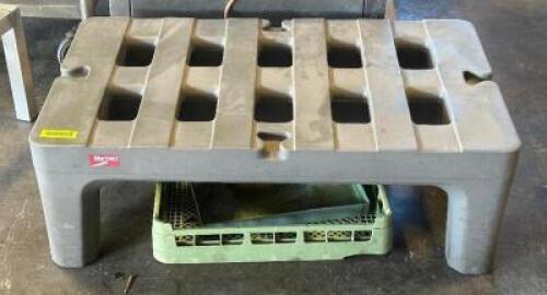 36" X 22" HEAVY DUTY PLASTIC DUNNAGE RACK.