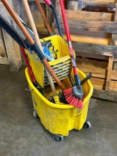 MOP BUCKET W/ WRINGER