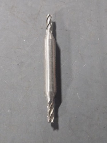 DESCRIPTION: (2) HSS DE END MILLS BRAND/MODEL: VC 720-4104 SIZE: 3/16" DIA 1/2" LOC RETAIL$: $49.54 QTY: 2