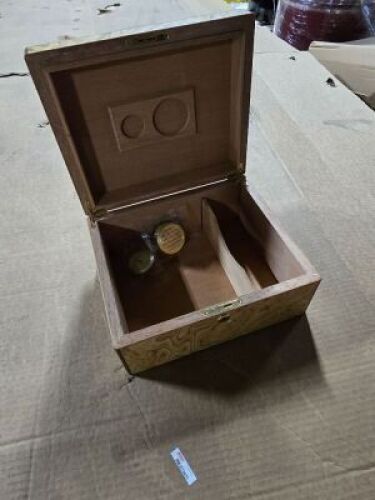 DESCRIPTION: (1) CIGAR HUMIDOR BRAND/MODEL: INCLUDES HUMIDIFIER AND HYGROMETER QTY: 1