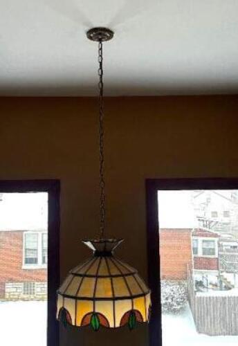 TIFFANY STYLE PENDANT LIGHT FIXTURE.
