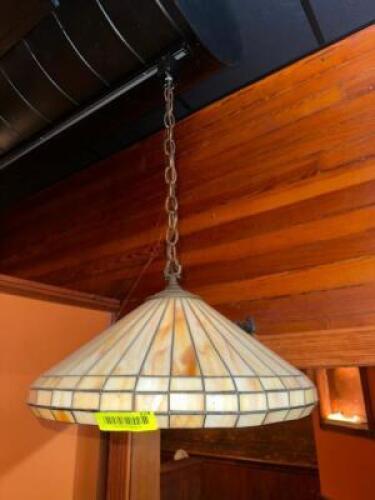 TIFFANY STYLE PENDANT LIGHT FIXTURE.