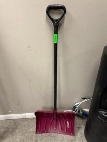 PLASTIC SNOW SHOVEL