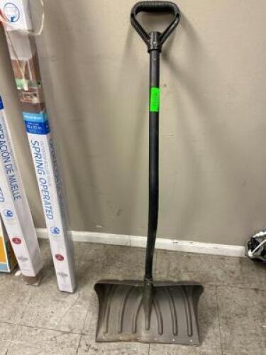 PLASTIC SNOW SHOVEL