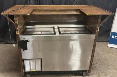 DESCRIPTION GLASTENDER 48" HORIZONTAL BOTTLE BOX W/ WOODEN BAR SURROUND. BRAND / MODEL: GLASTENDER ST48-SF ADDITIONAL INFORMATION 115 VOLT, 1 PHASE, I