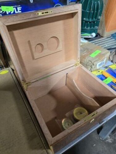 DESCRIPTION: (1) CIGAR HUMIDOR BRAND/MODEL: INCLUDES HUMIDIFIER AND HYGROMETER QTY: 1