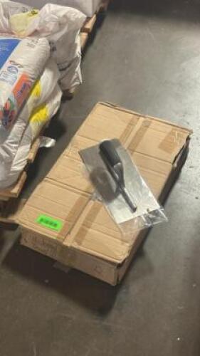 ASSORTED BOX OF TROWELS