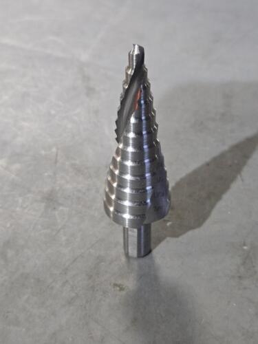 DESCRIPTION: (1) HSS STEP DRILL BIT BRAND/MODEL: HERTEL 43274745 SIZE: 3/16" MIN 7/8" MAX 3/8" SD RETAIL$: $64.15 QTY: 1