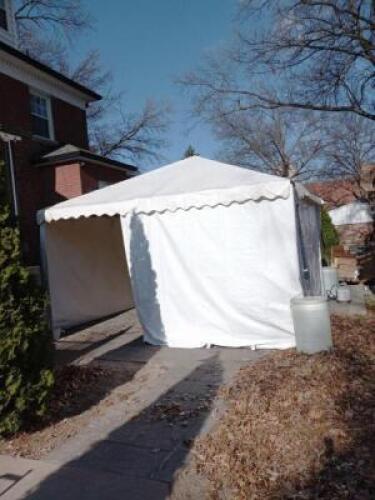 DESCRIPTION: 15X15 WHITE TOP WEST COAST FRAME TENT TOP INFORMATION: TOP ONLY LOCATION: WAREHOUSE QTY: 1