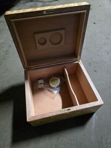 DESCRIPTION: (1) CIGAR HUMIDOR BRAND/MODEL: INCLUDES HUMIDIFIER AND HYGROMETER QTY: 1