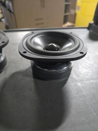 DESCRIPTION: (2) HI FI SPEAKERS BRAND/MODEL: UNKNOWN SIZE: 4.5" QTY: 2