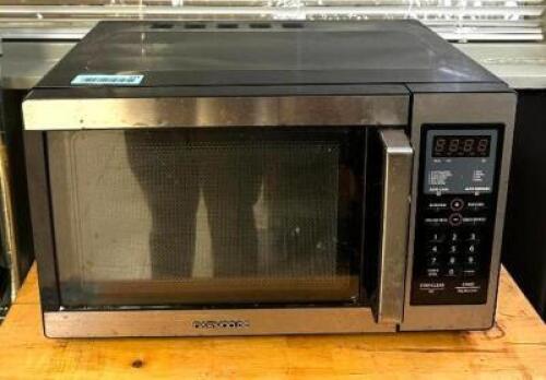 DESCRIPTION: COUNTERTOP MICROWAVE OVEN BRAND/MODEL: DAEWOO LOCATION: KITCHEN QTY: 1