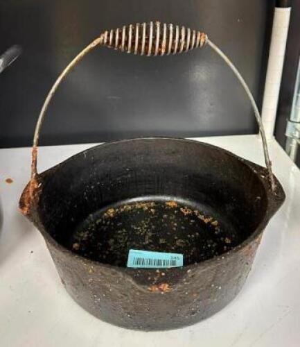 DESCRIPTION: CAST IRON POT WITH HANDLE LOCATION: KITCHEN QTY: 1