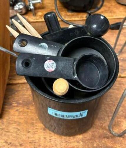 DESCRIPTION: ASSORTED KITCHEN UTENSILS AS SHOWN LOCATION: KITCHEN QTY: 1