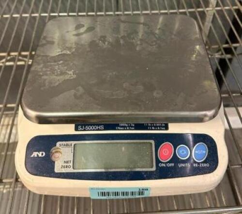DESCRIPTION: DIGITAL KITCHEN SCALE BRAND/MODEL: AND SJ-5000HS LOCATION: PACKAGING AREA QTY: 1