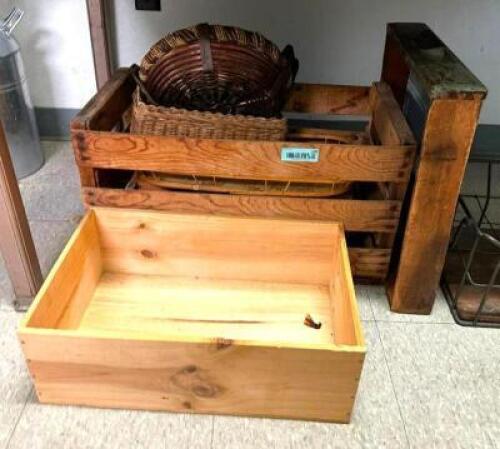 DESCRIPTION: ASSORTED CRATES AS SHOWN LOCATION: HALLWAY QTY: 1