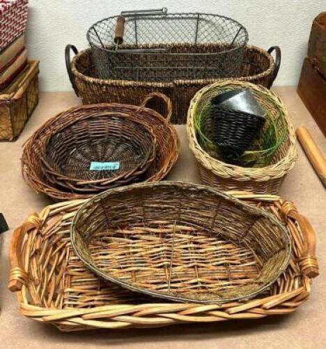 DESCRIPTION: ASSORTED BASKETS AS SHOWN LOCATION: HALLWAY QTY: 1