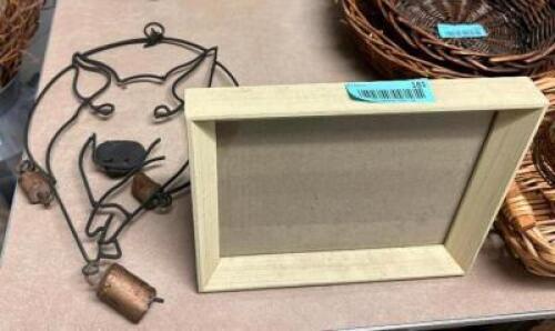 DESCRIPTION: PICTURE FRAME AND PIG WALL ART LOCATION: HALLWAY QTY: 1