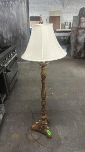 FLOOR LAMP W/ SHAD.