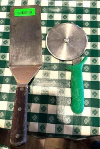 PIZZA SLICER AND SPATULA