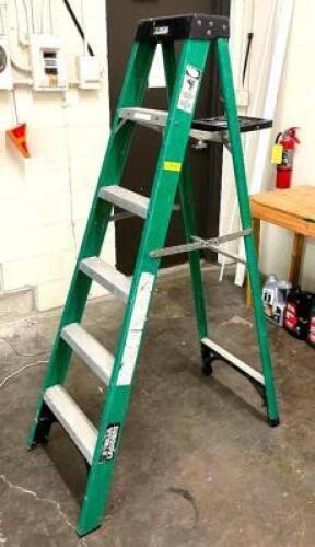 6' FIBERGLASS STEPLADDER