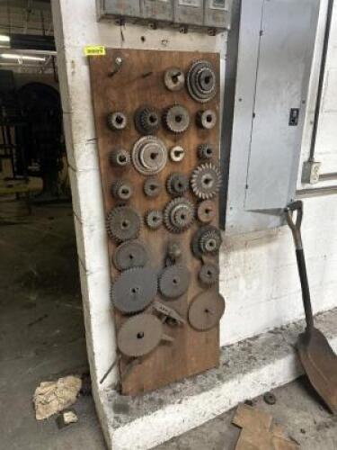 WALL MOUNTED ORGANIZER WITH CONTENTS