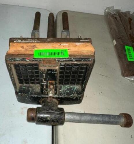 BENCH VISE