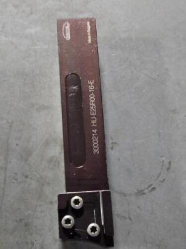 DESCRIPTION: (1) HUE25R00 CUT-OFF TOOL HODER BRAND/MODEL: HERTEL 3000214 QTY: 1