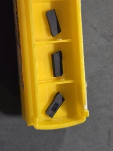 DESCRIPTION: (8) SOLID CARBIDE CUTOFF INSERT BRAND/MODEL: KENNAMETAL GSO94 KC935 RETAIL$: $179.00 QTY: 8