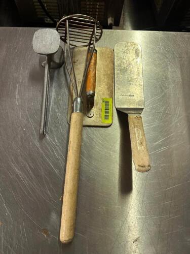 DESCRIPTION MALLET, MASHER, STEAK PRESS, AND TURNER THIS LOT IS: ONE MONEY LOCATION BAY 6 QTY 1