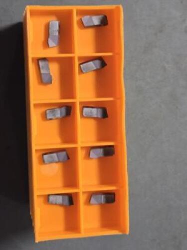 DESCRIPTION: (50) CARBIDE CUTOFF INSERT BRAND/MODEL: HERTEL HCO94NHA220CO SIZE: 0.0938" CUT WIDTH RETAIL$: $687.50 QTY: 50