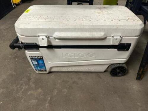 DESCRIPTION IGLOO SUNSET GLIDE MAXCOLD COOLER. BRAND / MODEL: IGLOO LOCATION BAY 6 QTY 1