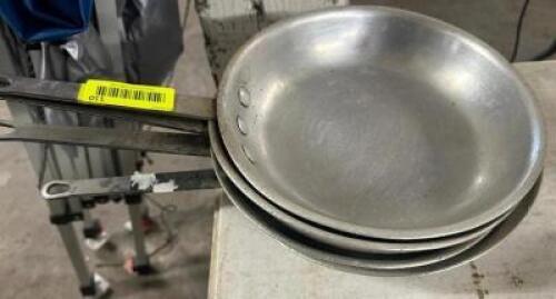 DESCRIPTION (3) ASSORTED STAINLESS MIXING BOWLS. THIS LOT IS: SOLD BY THE PIECE LOCATION BAY 6 QTY 3